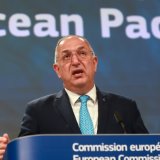 La Commission européenne a adopté jeudi un pacte européen pour un océan sain, une économie bleue compétitive et des communautés côtières prospères. "Il est urgent d'agir", selon le commissaire européen Costas Kadis. KEYSTONE/EPA/OLIVIER HOSLET